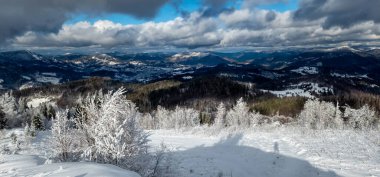 Karla kaplı dağlarla kaplı güzel kış manzarası