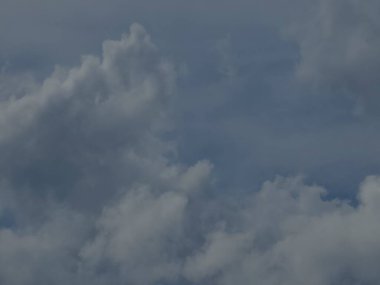 Mavi gökyüzünde bulutlar