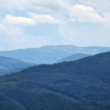 Dağları ve bulutları olan güzel bir manzara