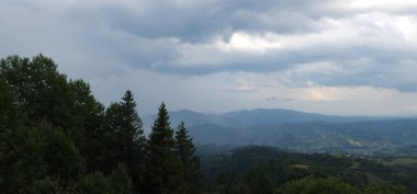 Bulutlu bir günde güzel dağ manzarası.