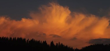 Dağlarda güzel bir gün batımı