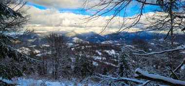 Dağlarda kış manzarası