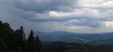 Bulutlu gökyüzü ile güzel bir dağ manzarası