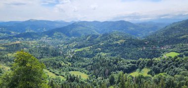 Dağları ve bulutları olan güzel bir manzara