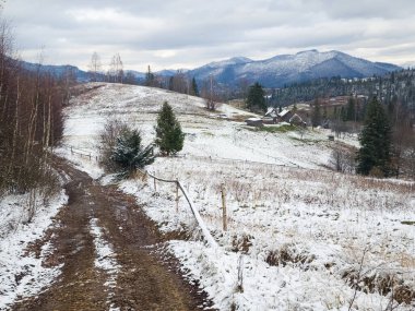 Dağların güzel kış manzarası, karla kaplı.