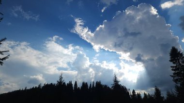 Bulutlu güzel manzara