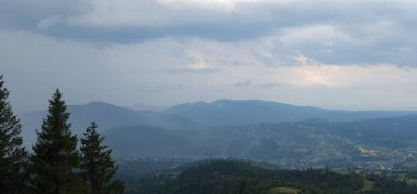 Yazın Karpat Dağları 'nın güzel manzarası