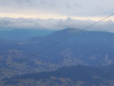 Dağın tepesinde teleferik var.