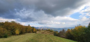 Dağları ve bulutları olan güzel bir manzara