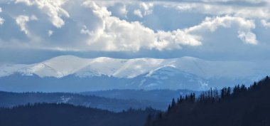 Karpat Dağları 'ndaki kış manzarası