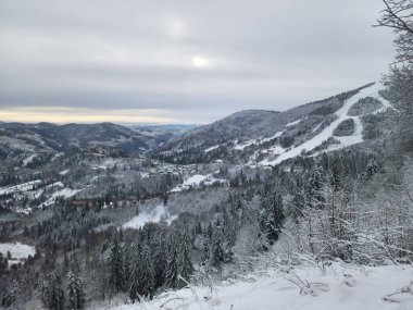 Dağlarda dağları olan güzel bir manzara.