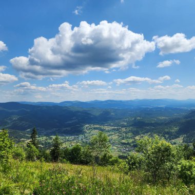 Güzel dağ manzarası Yazın bulutlu bir gün