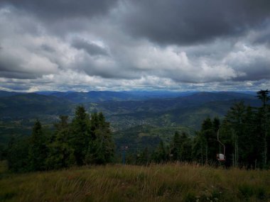 Dağları ve bulutları olan güzel bir manzara
