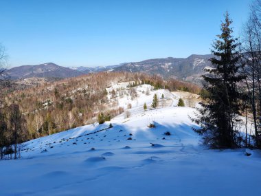 Dağlarda kış manzarası