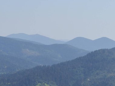 Dağlı ve mavi gökyüzü olan dağ manzarası