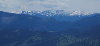 Dağlardaki güzel dağ manzarası