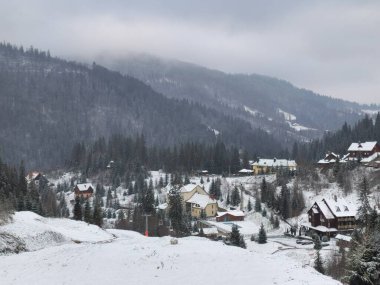 Karla kaplı dağlarla kaplı güzel kış manzarası