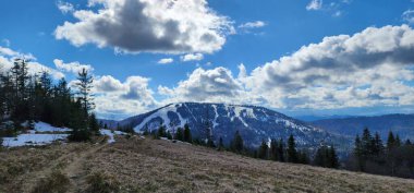 Dağlarda dağları olan güzel bir manzara.