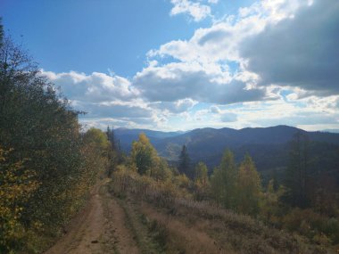 Dağlarda dağ yolu olan güzel bir manzara.