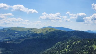 Dağları ve mavi gökyüzü olan güzel bir manzara.