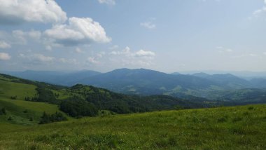 Küçük bir köyü olan güzel bir manzara
