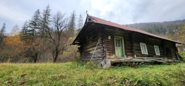 Dağlarda terk edilmiş eski bir ev.