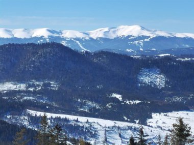 Karlı güzel dağ manzarası
