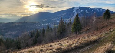 Dağları ve bulutları olan güzel bir manzara