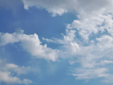 Bulutlu mavi gökyüzü