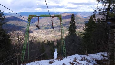 Dağlardaki teleferik.