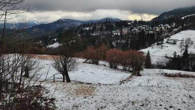 Dağlı ve karlı bir dağ manzarası