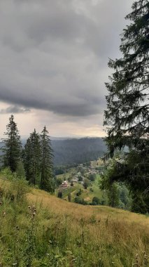 Dağları ve bulutları olan güzel bir manzara