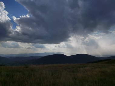Dağları ve bulutları olan güzel bir manzara