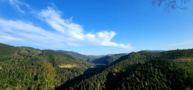 Mavi gökyüzü ile güzel dağ manzarası