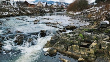 Dağlarda güzel bir şelale