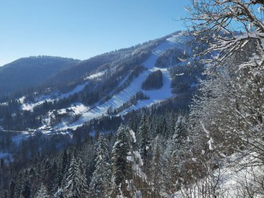 Kışın kayak merkezi
