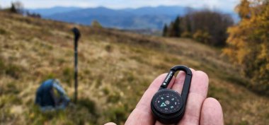 Doğadaki insanın elinde pusula