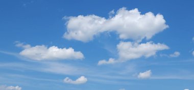 Bulutlu mavi gökyüzü