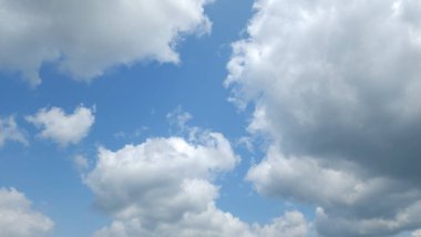 Mavi gökyüzünde güzel bulutlar