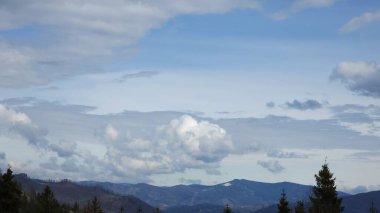 Dağları ve bulutları olan güzel bir manzara