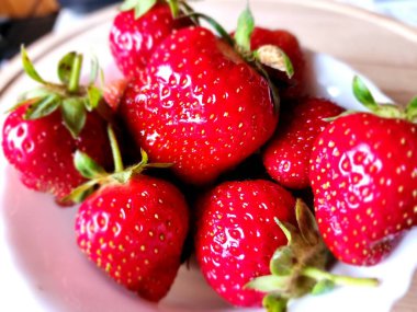 Bir kasede taze çilek