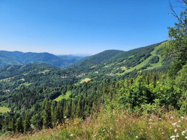 Dağ ve mavi gökyüzü olan güzel bir manzara.