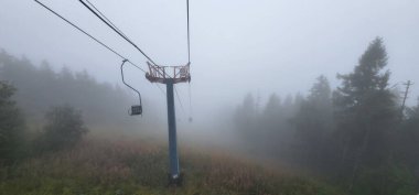 Dağlarda dağları olan güzel bir manzara.