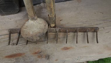 ahşap arka planda eski ahşap bir araç