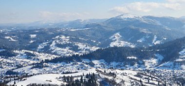 Dağlardaki güzel kış manzarası
