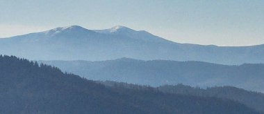 Dağlarda dağları olan güzel bir manzara.