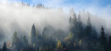 Dağlardaki güzel bir dağ manzarası