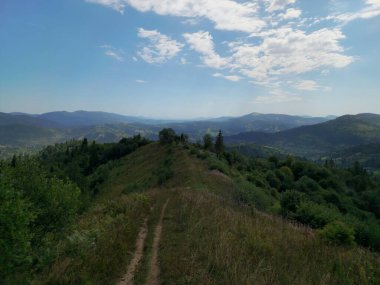 Dağlarda dağları olan güzel bir manzara.