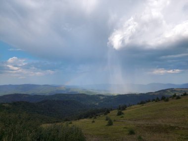 Yazın Karpatların güzel manzarası