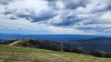 Dağların ve köyün panoramik manzarası